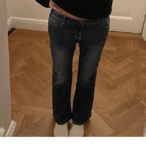 Lågmidjade jeans - säljer dessa lågmidjade jeans då de inte kommer till använding.säljes för att dom är för korta på mig som är 160 lånade bilder 