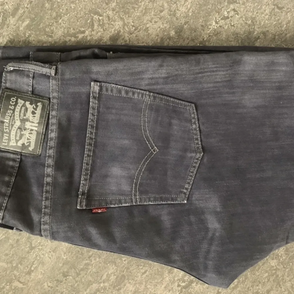 Hej säljer dessa Levis jeans då de inte kommer till användning längre. . Jeans & Byxor.