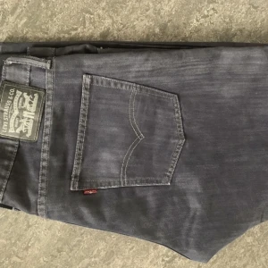 Levis jeans  - Hej säljer dessa Levis jeans då de inte kommer till användning längre. 