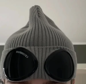 Cp mössa - Cp comapny mössa nästan ny  Allt og den är äkta kan kan tänka mig att byta mot moncler mössa 