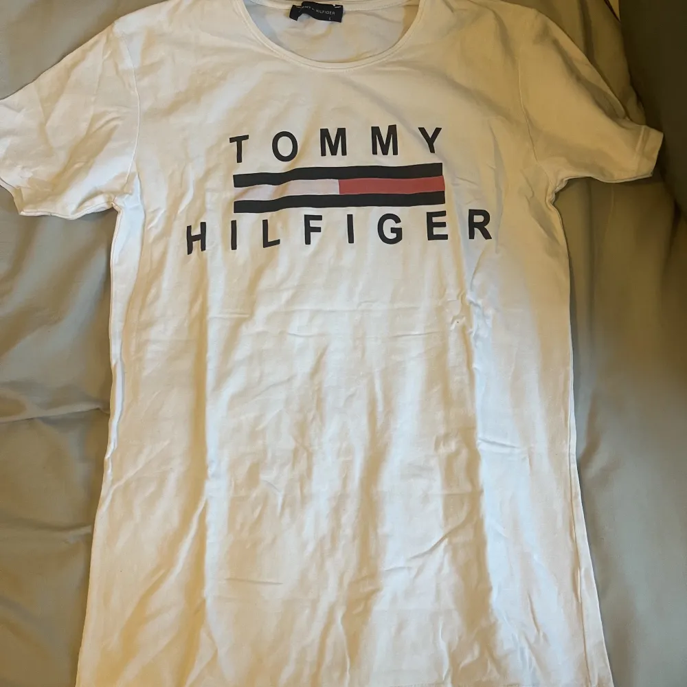 Tommy tshirt. Aldrig använt och är i mycket bra skick. Är i storlek L men passar bra på M.. T-shirts.
