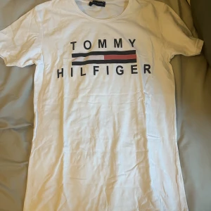 Tshirt - Tommy tshirt. Aldrig använt och är i mycket bra skick. Är i storlek L men passar bra på M.