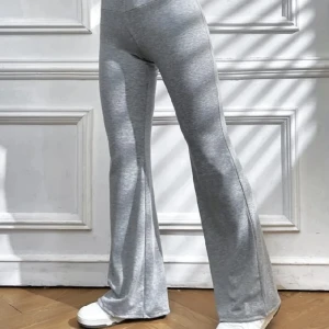 Yoga pants - Säljer för de var lite för stora på mig. Man kan vika ner så att de blir lowaist och detta är lånade bilder