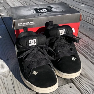 Schyssta DC-skateskor - Asfeta svarta skateskor från DC! Bra skick, inte ens använda en hel säsong. Inga skateskador på dem.