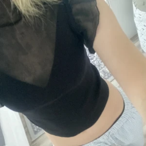 Fest topp  - Super söt svart glittrig topp från zara, köpt på plick men säljer då den inte kommer till användning 💕 