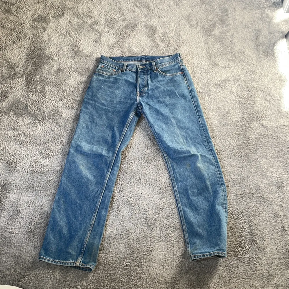 Weekday space jeans blåa helt osltina. Säljer pga har helt enkelt tröttnats lite. Nypris 600kr. Jeans & Byxor.