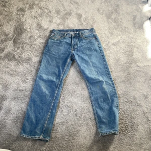 Weekday space jeans blå  - Weekday space jeans blåa helt osltina. Säljer pga har helt enkelt tröttnats lite. Nypris 600kr