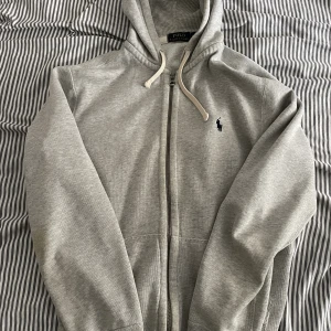 Polo Ralph Lauren Zip - Grå zip hoodie från polo rl.  Storlek M. Använd ett fåtal gånger.