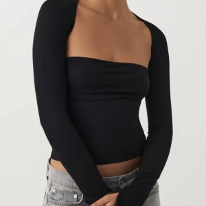 Gina Tricot tröja - Säljer helt ny tröja från Gina (pga att det är för liten på mig)  har aldrig använts å klippte av lapparna innan jag testade toppen🫶🏼 tröjan är sann till storlek, jag trodde att jag behövde en storlek mindre än vad jag egentligen har men det behövde jag ej