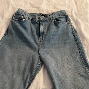 Ett par långa jeans köpta från asos 