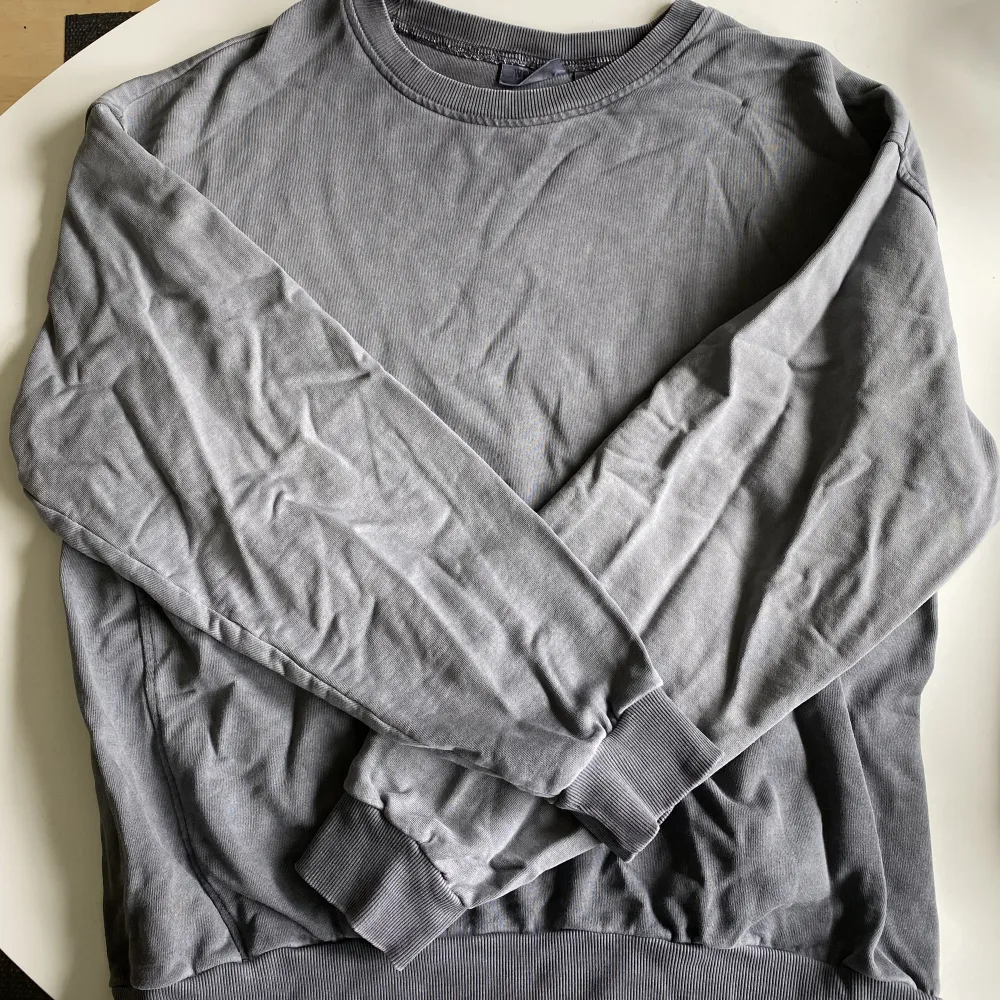 Oversized mörkgrå/grå sweatshirt från weekday. Tröjan är i storlek S men passar även M/L. Tröjan är väl omhändertagen och i bra skick.. Hoodies.