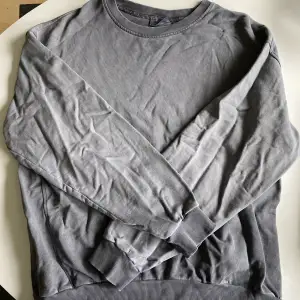 Oversized mörkgrå/grå sweatshirt från weekday. Tröjan är i storlek S men passar även M/L. Tröjan är väl omhändertagen och i bra skick.