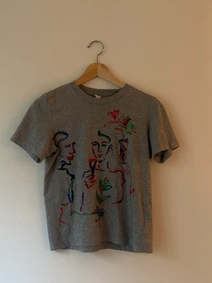 Arket t-shirt med handmålat motiv - Arket t-shirt mes handmålat motiv 