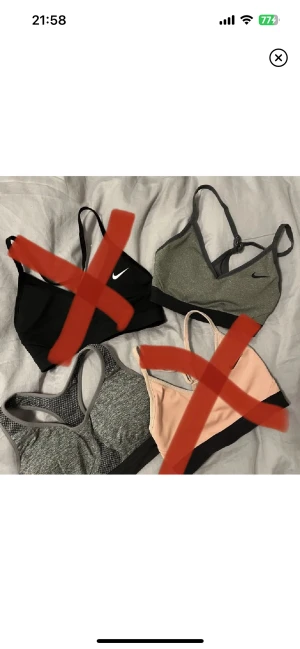 Sport bh - OBS! Svart och rosa sålda❌ Sport BHar, inte mycket använda. Tre från Nike med justerbara band, sista från någon sportaffär. Alla är vadderade. Passar en xs/s. 150kr/styck på Nike BHarna och 80kr för den sista gråa. Kan göra deals för att köpa flera/alla!