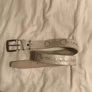 D&G - Skitsnyggt Dolce & Gabbana skärp med silver detaljer!! Det är 105 cm och lite slitet