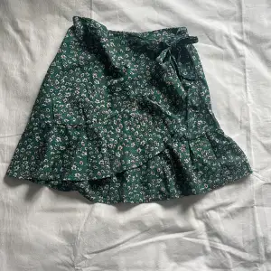 Säljer denna fina gröna kjolen då den tyvärr inte kommer till användning längre. Jag är 166cm och om ni har frågor är de bara och skriva.💕