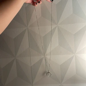 Halsband - fint lång halsband som inte kommer till användning. Tryck ej på köp nu! frakt är 17kr❤️ kontakta mig om ni har några frågor<3