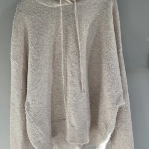 Stickad tröja!! - Super skön tröja från Lindex. Sparsamt använd. Lite nopprig men är utöver de bra skick🫶 