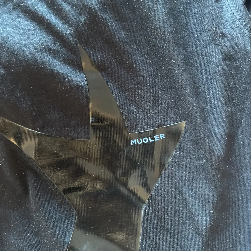 Exklusiv collab mellan Mugler x H&M. Storlek M Använd 1-3 gånger. . T-paidat.