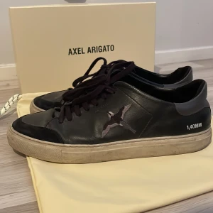 Arigato skor - Axel ARIGATO skor Nypris 2500 Mitt pris 850 Jag svarar snabbt och kan skicka mer bilder