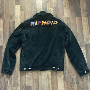 Svart Rip N Dip jacka - 8/10 i skick, inga skador. Storlek M: sitter mer som S/M Säljer för den är för liten. Några funderingar, skriv gärna.