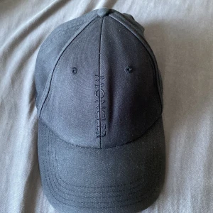 Moncler keps - Den är som ny använd, säljer på grund av att jag inte använder den något mer (pris kan diskuteras) tar även emot byten!