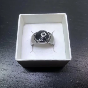 8 ball ringar - Hej säljer denna snygga ring i två storlekar. En i 20mm och den andra i 22mm diameter. Hör gärna av dig vid intresse!😊