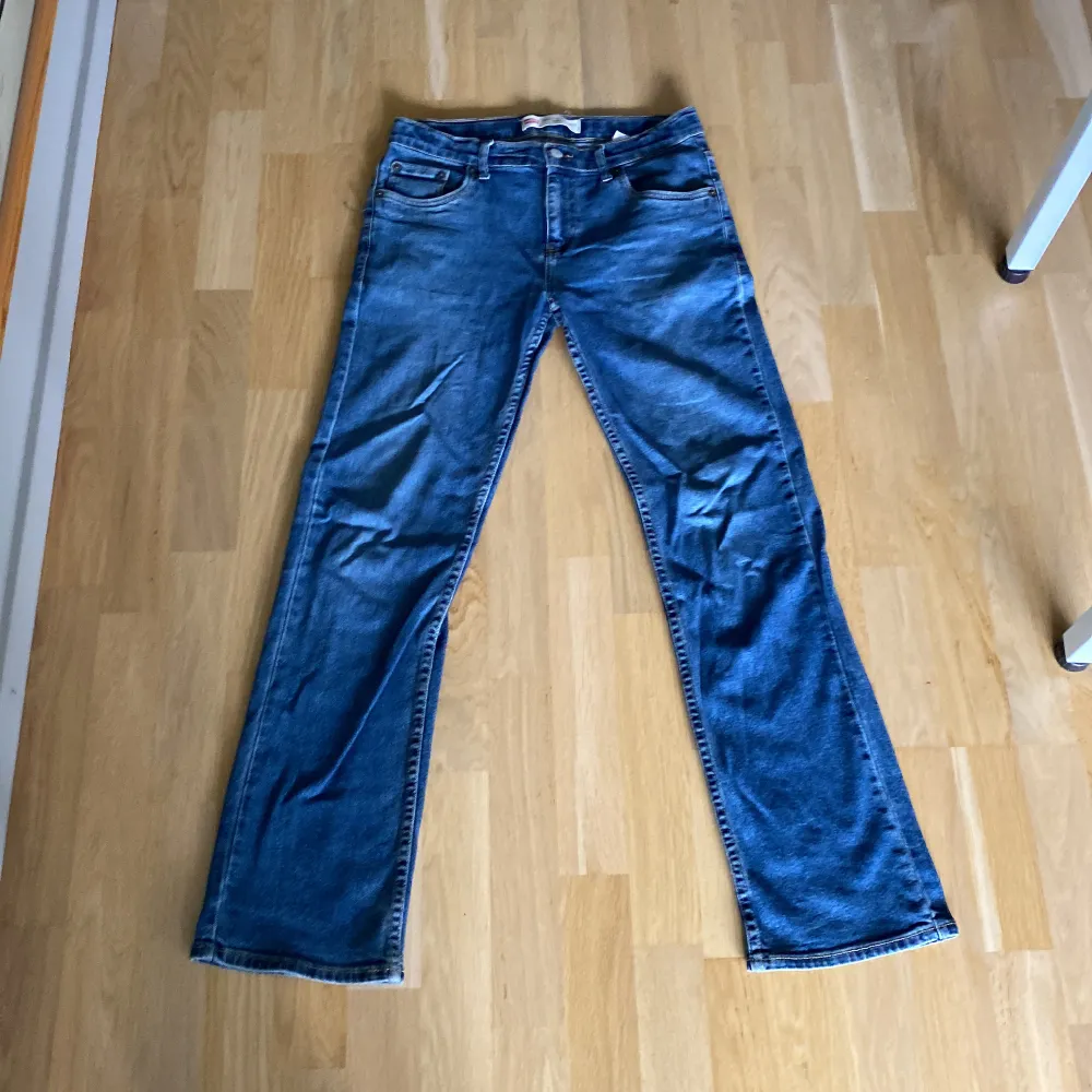 Säljer mina blåa Levis jeans i topp skick eftersom dem inte passar längre. (Pris kan diskuteras vid snabb förhandling). Jeans & Byxor.