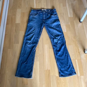 Blåa Levis jeans  - Säljer mina blåa Levis jeans i topp skick eftersom dem inte passar längre. (Pris kan diskuteras vid snabb förhandling)