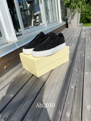 Axel arigato clean 360 laceless  -  (Samma skor som annonsen nedan fast med gratis frakt) säljer ett par arigato laceless  strl 37 passar 37-38-39.  Nypris: 2550 mitt pris: 1199. Skick: 8/10 lite småfläckar runt om dojan men syns knappt. Allt OG medföljer!! Hör av er vid frågor 💫 