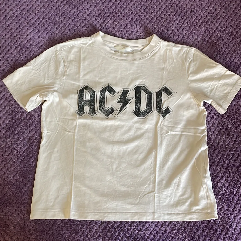 Skön AC/DC t-shirt från hm i storlek xs. Andvänd några få gånger. Säljer för att den inte andvänds. Köpt för 149. Pris kan diskuteras ❤️. T-shirts.