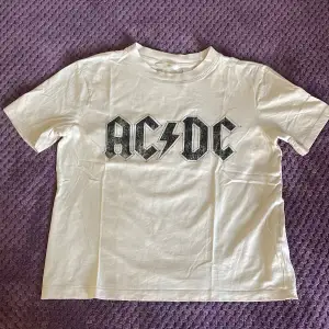Skön AC/DC t-shirt från hm i storlek xs. Andvänd några få gånger. Säljer för att den inte andvänds. Köpt för 149. Pris kan diskuteras ❤️