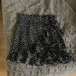 VOLANG-KJOL - En svartvit volangkjol med blommönster, från SHEIN. Säljer pga förliten🤍   (ENDAST TESTAD)