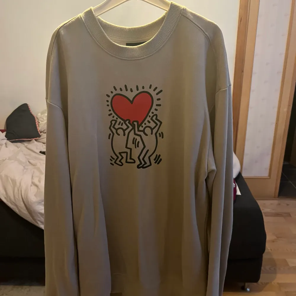 Beige Keith Haring tröja från H&M i storlek XS. Fint skick. Rätt stor för att vara XS, skulle klassa den mer som S.  Pris: 150kr. Tröjor & Koftor.