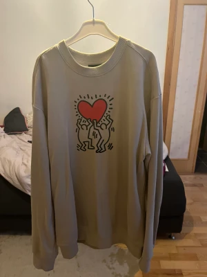 Keith Haring/H&M tröja i Stl XS - Beige Keith Haring tröja från H&M i storlek XS. Fint skick. Rätt stor för att vara XS, skulle klassa den mer som S.  Pris: 150kr