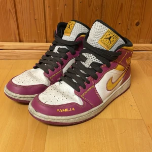 Jordan 1 dia de los muertos - Ett par stockx authentic Jordan 1 i okej skick. Kan visa kvitto ifall de behövs
