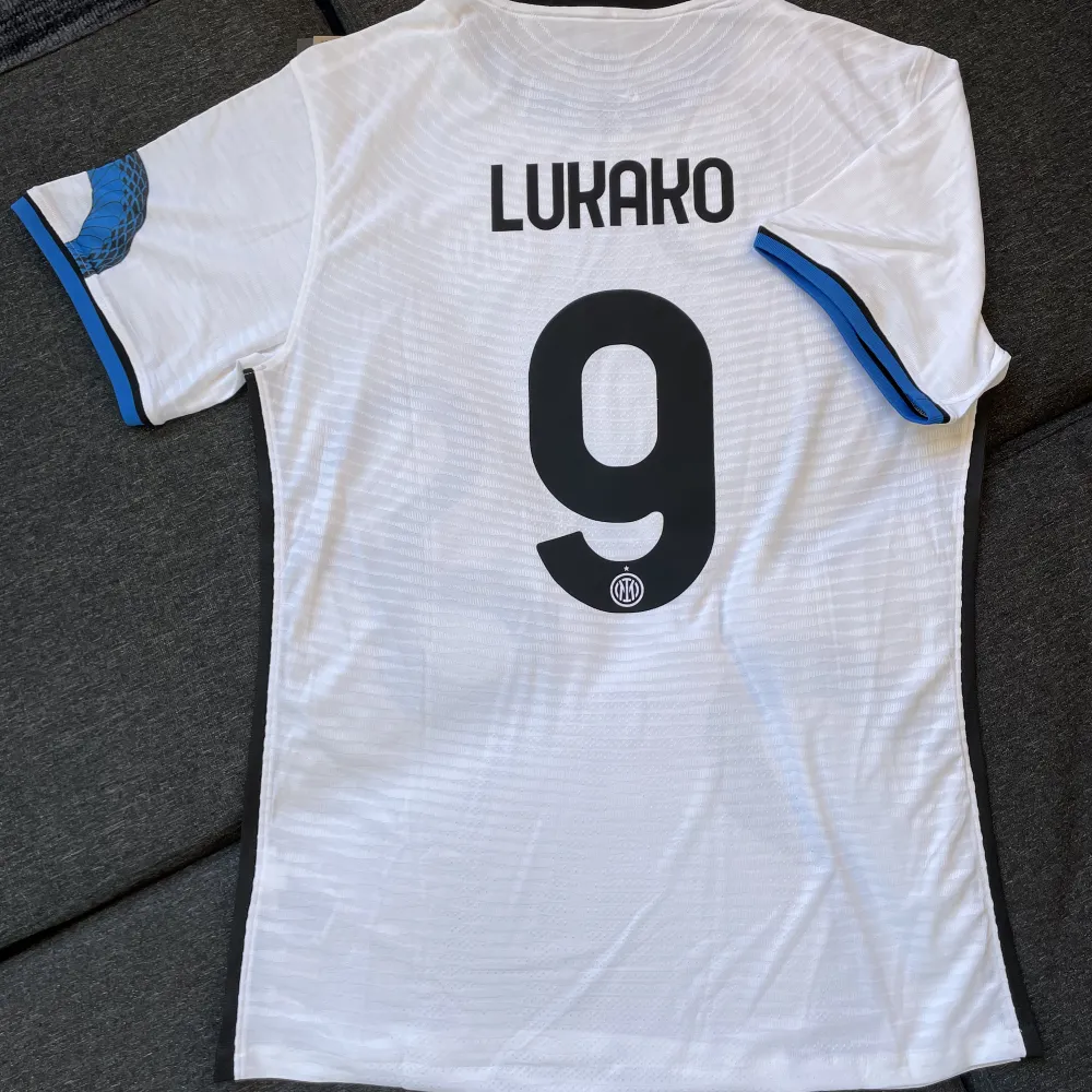 Lukau Inter Jersey Nummer 9 Finns S-XL Pris 299 Finns att mötas upp annars fraktar på köparen bekostnad.. T-shirts.