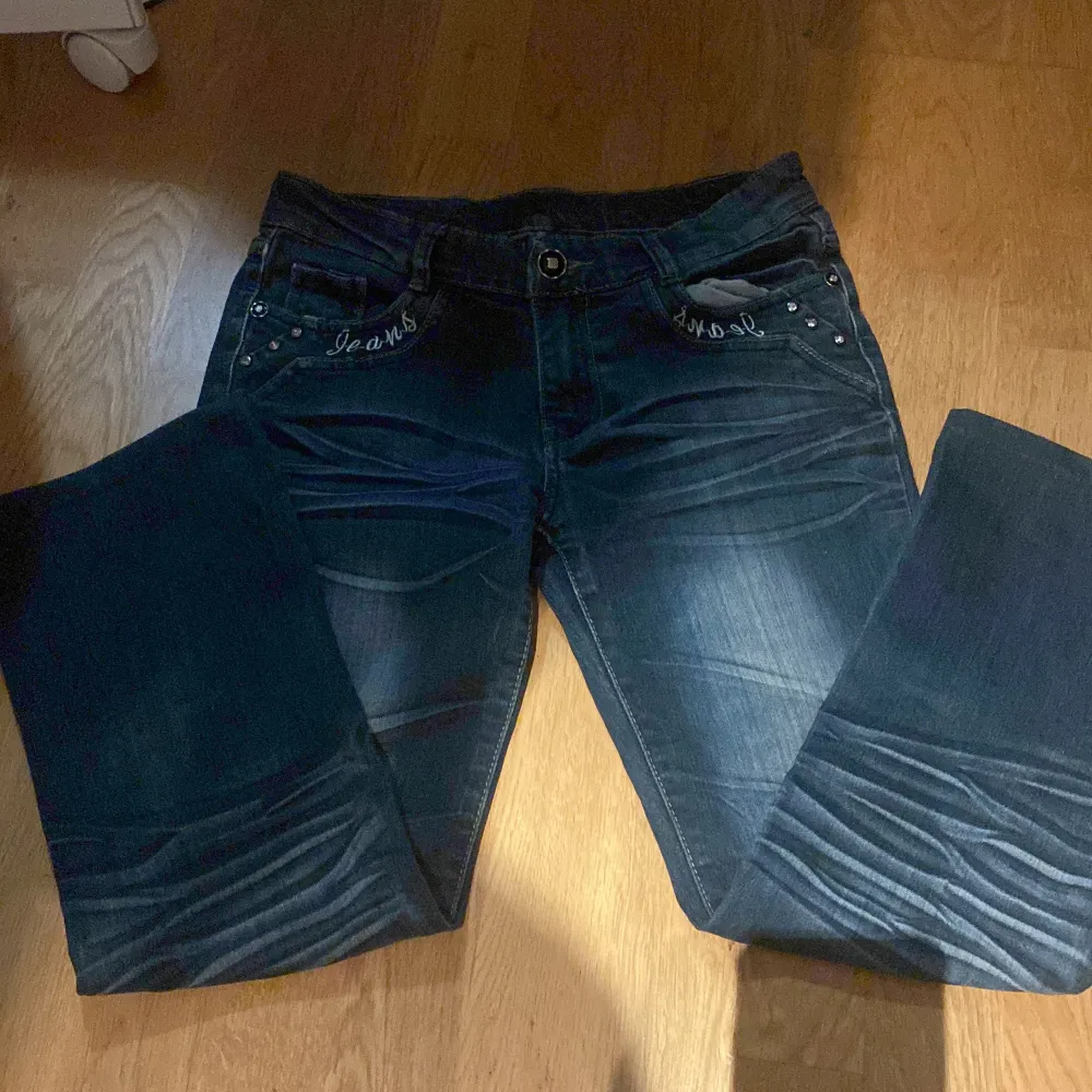 Fina lågmidjade straight/bootcut jeans passar nån som är runt 145-150. Jeans & Byxor.