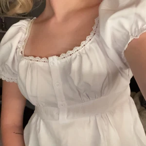 Vit blus  - Superfin blus i storlek S, nyskick köpt för över 200kr 