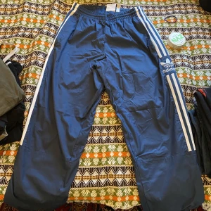 Adidas (prassel?) byxor - Köpte second hand men har själv aldrig använt de :)