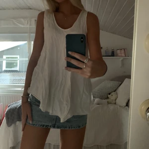 Topp - Jättesöt längre topp. Osäker på storlek men skulle gissa på S. 50kr + frakt