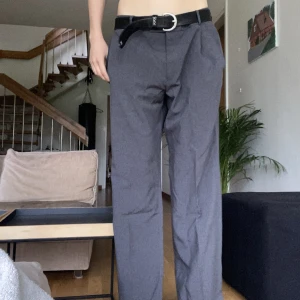 Gråa kostymbyxor - Superskönt material! Säljer då d är lite korta på mig (176 cm). Sitter baggy!