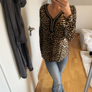 Lyxig topp! - Säljer denna toppen som ser lite lyxigare ut med fina gulddetaljer. Märket är fee red o den är i storlek S/M⚡️köparen står för frakten!