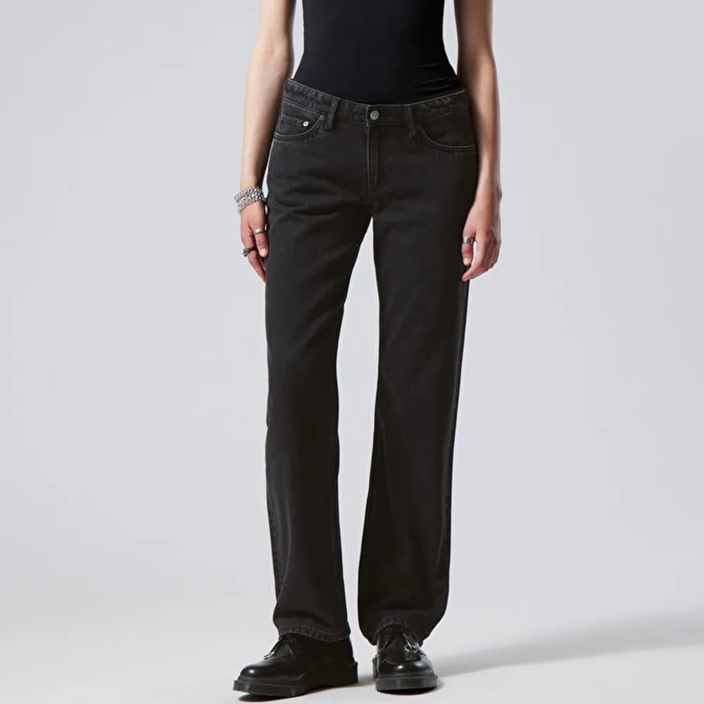 Jättesnygga grå/svarta lågmidjade jeans från weekday som egentligen kostar 590kr, skriv för fler bilder❤️ Går att pruta . Jeans & Byxor.
