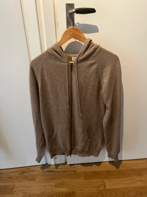 Zip hoodie Davida  - Säljer nu denna tröja då den inte längre passar och jag slängt kvittot. Har även en likadan till salu fast grå. Denna tröja är i ny skick.