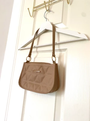 Axel väska  - Säljer för kommer inte till användning.