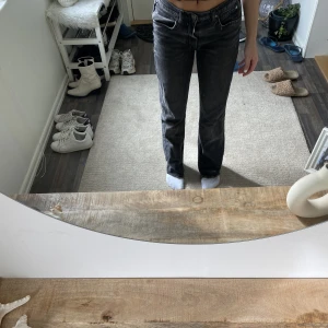 Jeans - Säljer dessa jättesnygga jeans från Zara. Köpta för 360kr. Skriv för fler bilder💕