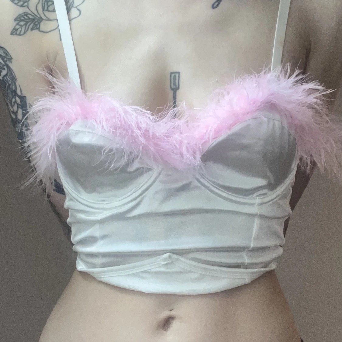 💕Supersöt vit topp med rosa fluff/päls💕