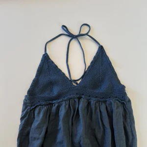 Snygg topp - Fin topp köpt på Subdued i Italien. Gjord i Italien. Använd 1-2 gånger och är i nyskick. Topp som är fin året om. Jättefin stickning med stretchigt och mjukt material, resten i linne. Jättesnygg knytning runt halsen och öppen rygg. nypris 400kr