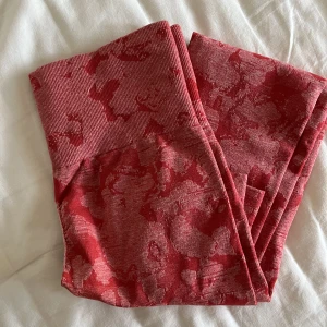 Gymshark tights - Säljer dessa tights från gymshark då jag inte tycker färgen passar mig. De säljs inte längre på hemsidan. De är i bra skick och har inte används mer än 3 ggr.
